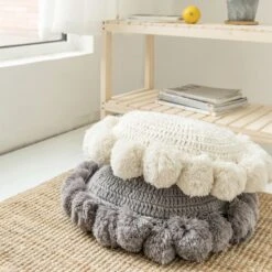 Coussin Rond Tricot Et Pompons • Moment Cocooning