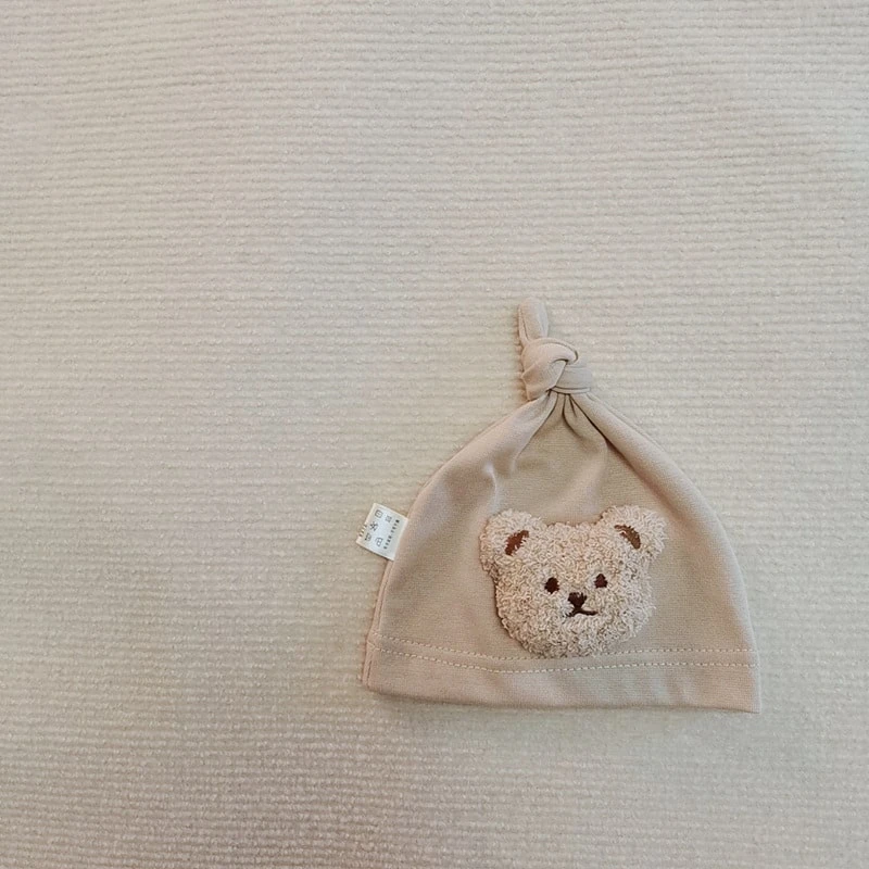 Bonnet En Coton Avec Un Ours En Peluche Pour Bébé • Moment Cocooning 8 Bonnet En Coton Avec Un Ours En Peluche Pour Bébé • Moment Cocooning – Image 6
