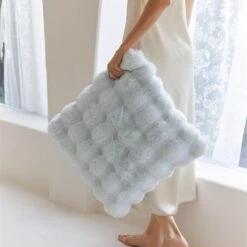 Coussin Cocooning Imitation Fourrure • Moment Cocooning