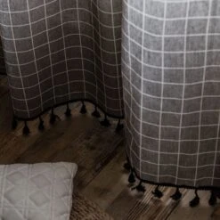 Rideau Moderne à Carreaux Gris Avec Pompon • Moment Cocooning -Maison Série 8492 8371e0