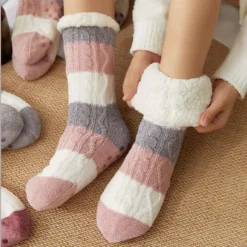 Chaussettes Fourrées à Rayures • Moment Cocooning -Maison Série Horizonplus chaussettes d hiver en coton pais pour femmes chaussettes rayures multicolores tient chaud antid rapant 5