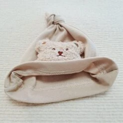 Bonnet En Coton Avec Un Ours En Peluche Pour Bébé • Moment Cocooning 22 Bonnet En Coton Avec Un Ours En Peluche Pour Bébé • Moment Cocooning -Maison Série ibco