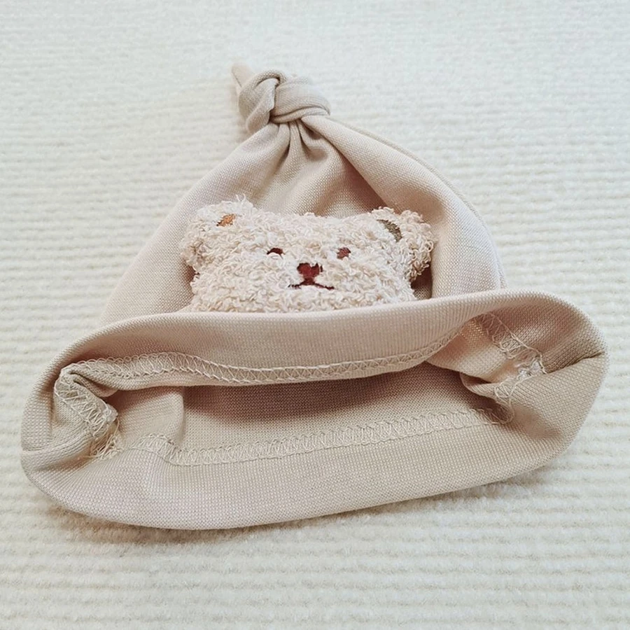 Bonnet En Coton Avec Un Ours En Peluche Pour Bébé • Moment Cocooning 11 Bonnet En Coton Avec Un Ours En Peluche Pour Bébé • Moment Cocooning – Image 9